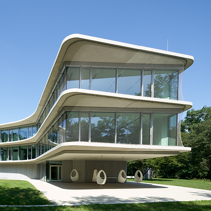 Einstöckiges Gebäude mit dunkler Holzfassade